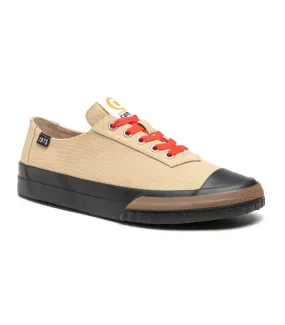 Deportivo de color beige con cordones