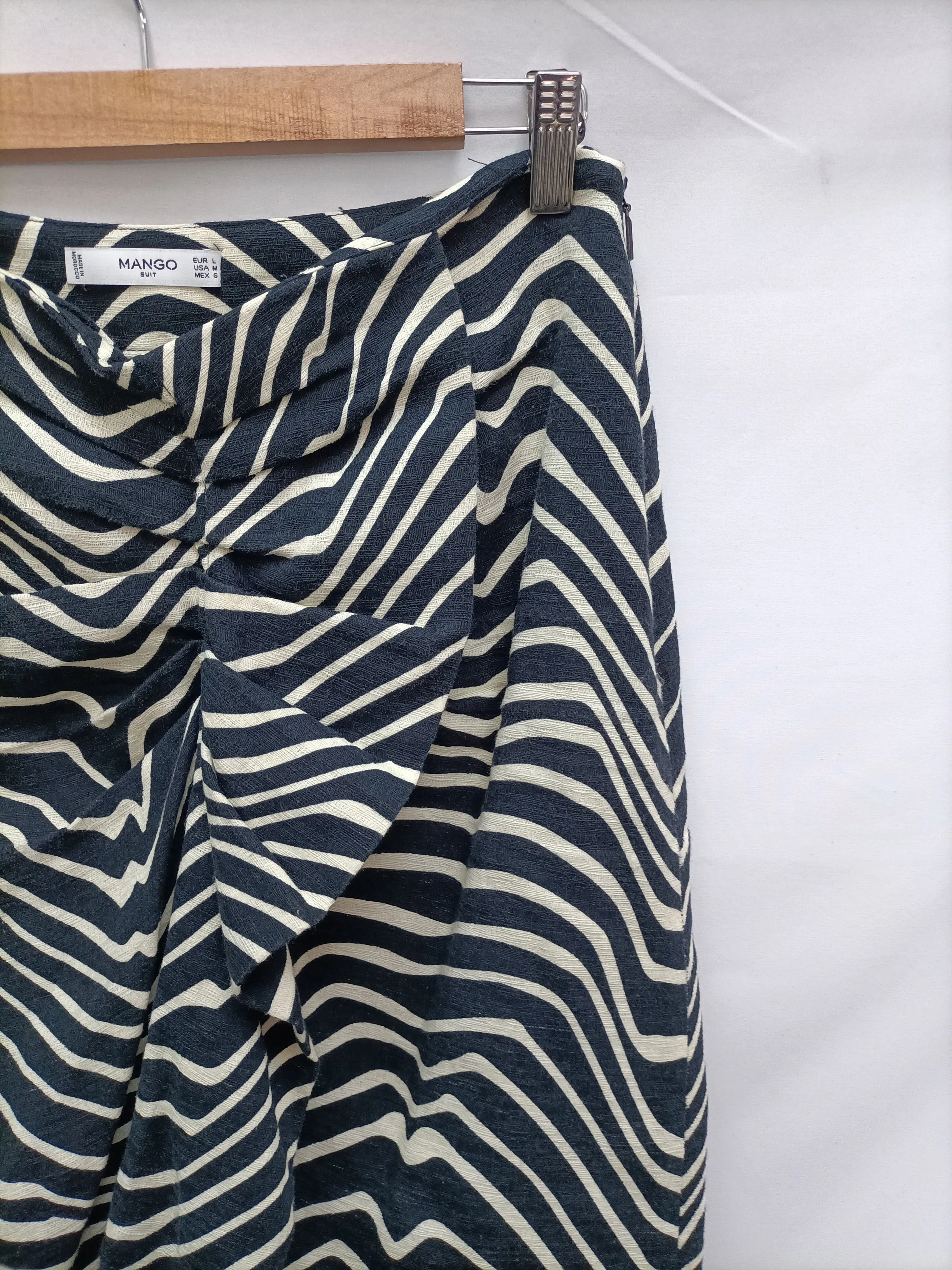 MANGO. Falda corta fruncida animal print T. l