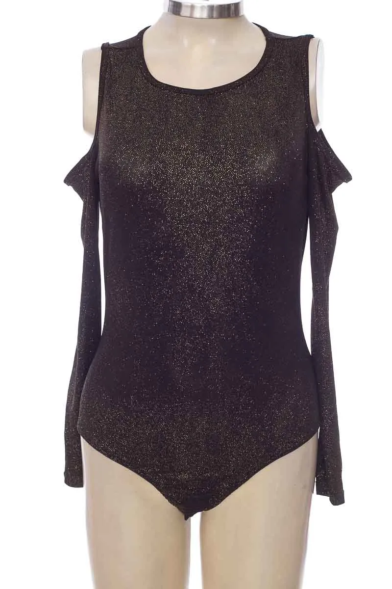 TOP / CAMISETA COLOR NEGRO  ELA