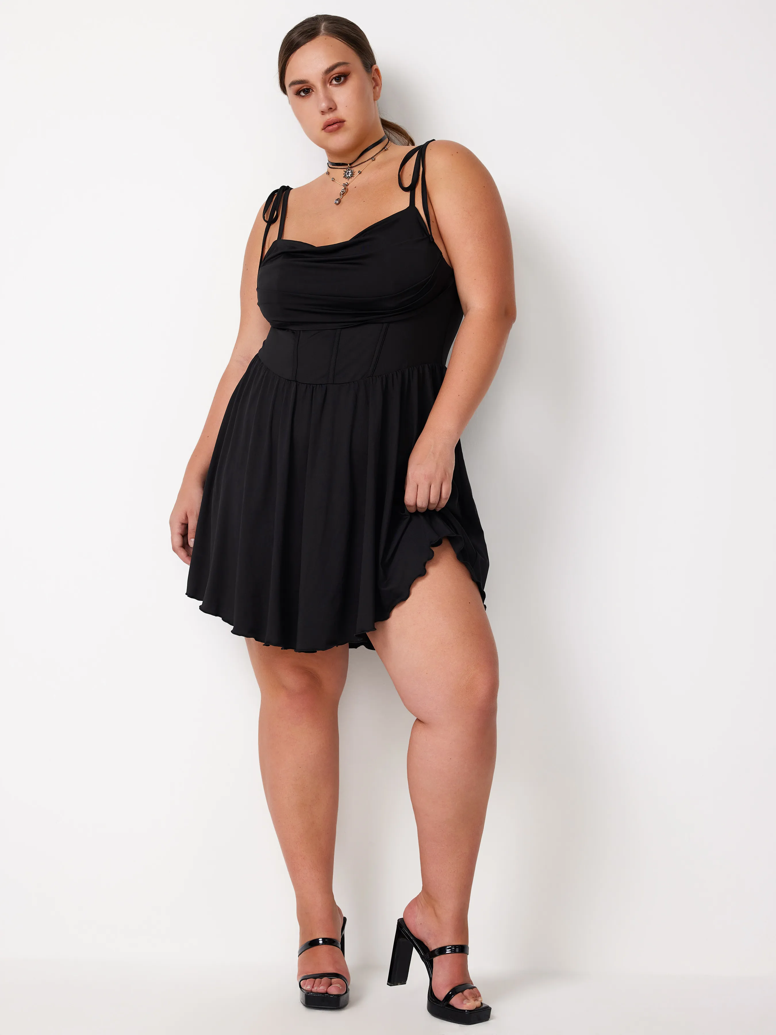 Vestido Mini con Volantes, Nudo y Corsé de Cuello Drapeado Curvy