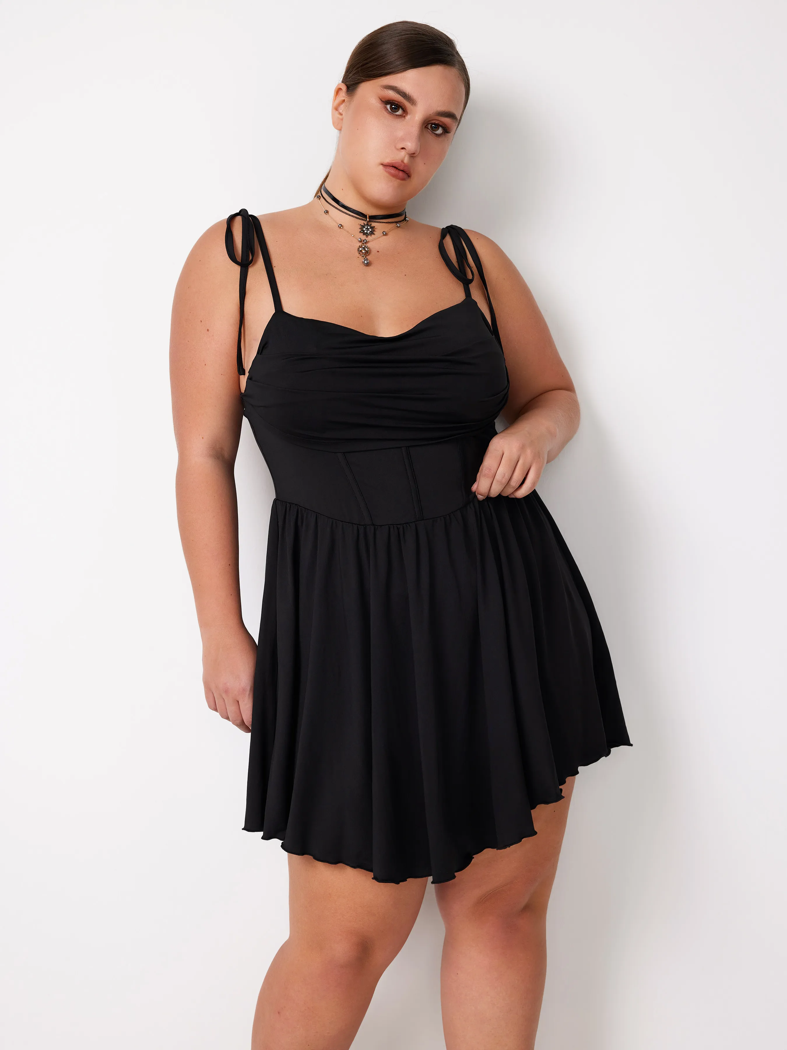 Vestido Mini con Volantes, Nudo y Corsé de Cuello Drapeado Curvy